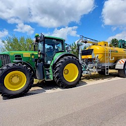 Roman Leitner aus Peutenhausen, Zunhammer Pumptankwagen, 11 m³ mit Eigenbau-Zinkengrubber