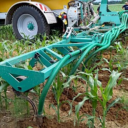 Roman Leitner aus Peutenhausen, Zunhammer Pumptankwagen, 11 m³ mit Eigenbau-Zinkengrubber