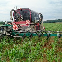 Manfred Huber aus Ecknach, Vredotrac Selbstfahrer, 19 m³ mit Güllegrubber