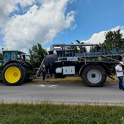 Roland Haslauer aus Edenhub, Pühringer Pumptankwagen, 10 m³ mit Bomech Schleppschuhverteiler mit zusammengefassten Schläuchen und Zustreicher