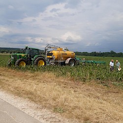 Roman Leitner aus Peutenhausen, Zunhammer Pumptankwagen, 11 m³ mit Eigenbau-Zinkengrubber