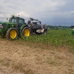 Roland Haslauer aus Edenhub, Pühringer Pumptankwagen, 10 m³ mit Bomech Schleppschuhverteiler mit zusammengefassten Schläuchen und Zustreicher